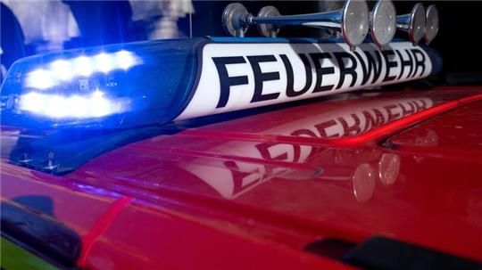 ARCHIV - Ein Einsatzfahrzeug der Feuerwehr mit eingeschaltetem Blaulicht. Foto: Sven Hoppe/dpa/Symbolbild