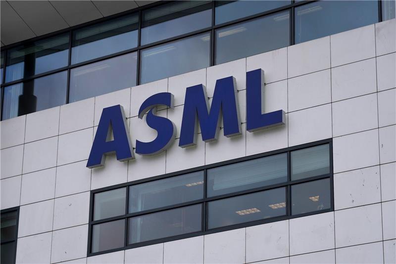 China-Exporte: Chipausrüster ASML unter politischem Druck ASML hat ein Quasi-Monopol im Bereich fortschrittlicher Belichtungssysteme.