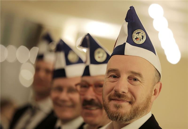 Präsident von jüdischem Karnevalsverein will präsent sein Aaron Knappstein (r), Präsident des jüdischen Karneval Vereins Kölsche Kippa Köpp e.V., steht vor dem Besuch einer Sitzung mit Mitgliedern zusammen.