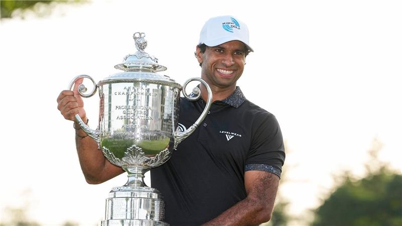 Aaron Rai erhielt für seinen Sieg bei der PGA Championship die Wanamaker-Trophäe.