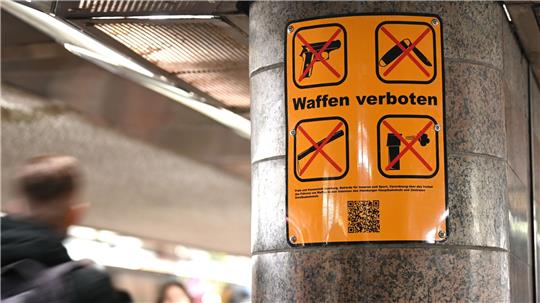 Ab 1. April gilt in ganz Niedersachsen ein Waffen- und Messerverbot im Nahverkehr. (Symbolbild) 