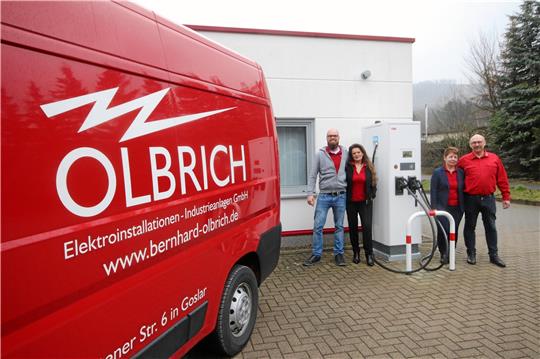 Ab 1. April steht die Olbrich GmbH unter neuer Leitung (v.li.): Marco Olbrich und Diana Schönyan übernehmen den Betrieb von Ulrike und Bernhard Olbrich. Foto: Gereke