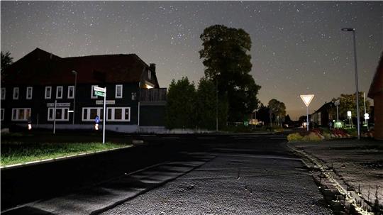 Ab 1 Uhr sind Straßenlaternen in Clausthal-Zellerfeld aus, wie hier in der Marie-Hedwig-Straße. Das löst Kritik aus. Foto: Neuendorf