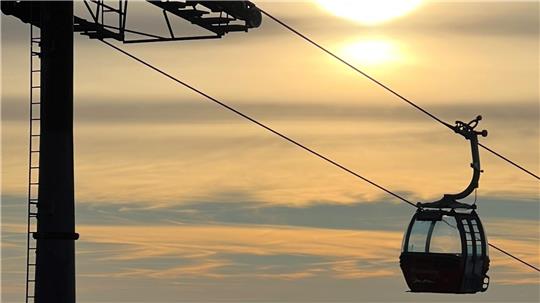 Eine Gondel der Wurmberg-Seilbahn bei Sonnenaufgang.