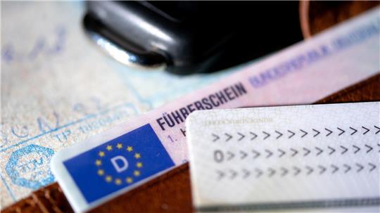 Ab 2033 soll es in Deutschland nur noch den Führerschein im Scheckkartenformat geben. (Symbolbild)