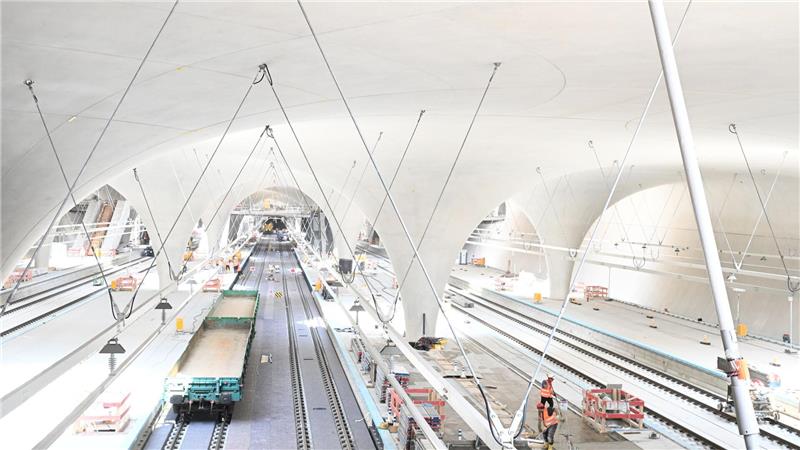 Stuttgart-21-Start soll teilweise auf 2027 verschoben werden Ab Dezember 2026 sollen Züge des Fernverkehrs zum größten Teil im neuen Stuttgarter Tiefbahnhof enden. Der Regionalverkehr muss laut Bahn aber noch zum Teil bis Juli 2027 in den alten Kopfbahnhof fahren. (Archivbild)