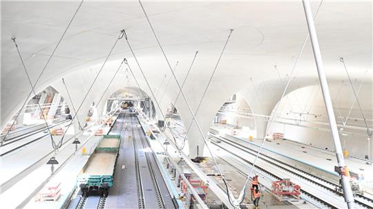 Ab Dezember 2026 sollen Züge des Fernverkehrs zum größten Teil im neuen Stuttgarter Tiefbahnhof enden. Der Regionalverkehr muss laut Bahn aber noch zum Teil bis Juli 2027 in den alten Kopfbahnhof fahren. (Archivbild)
