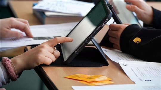 Ab Klasse sieben digital: Tablets sollen nicht nur den Unterricht modernisieren, sondern auch teure Taschenrechner ersetzen. (Symbolbild)