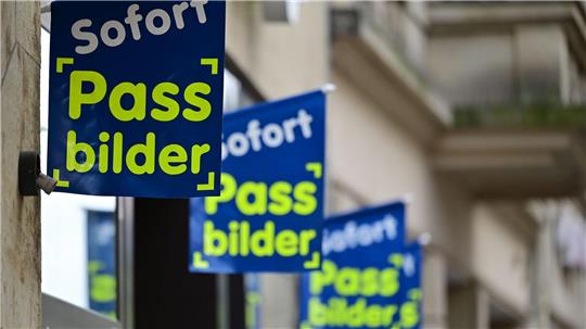 Ab Mai sollten von der Passbehörde eigentlich nur noch digitale Fotos akzeptiert werden, die entweder direkt in der Behörde angefertigt oder durch auf einem festgelegten, sicheren Übermittlungsweg von einem Fotostudio dorthin gesendet werden. (Archivfoto)