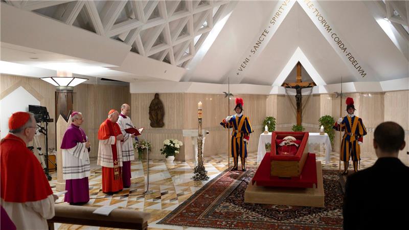 Ab Mittwoch können Gläubige im Petersdom Abschied an dem Sarg nehmen. 