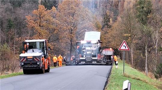 Ab Montag werden weitere 800 Tonnen Teer auf der L515 eingebaut.