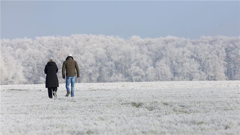 Schnee und Glatteis - Straßen können spiegelglatt werden Ab Sonntagnachmittag sollen Niederschläge aufkommen. Vorher zog es manche Spaziergänger noch nach draußen - wie hier bei Sonnenschein auf der Schwäbischen Alb.