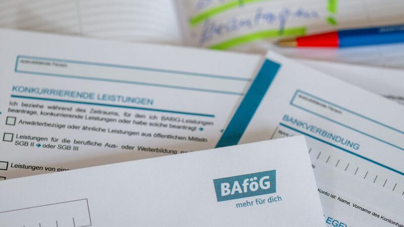 Ab dem 1. August gibt es für Schülerinnen und Schüler mehr Bafög. (Symbolbild)
