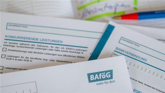 Ab dem 1. August gibt es für Schülerinnen und Schüler mehr Bafög. (Symbolbild)