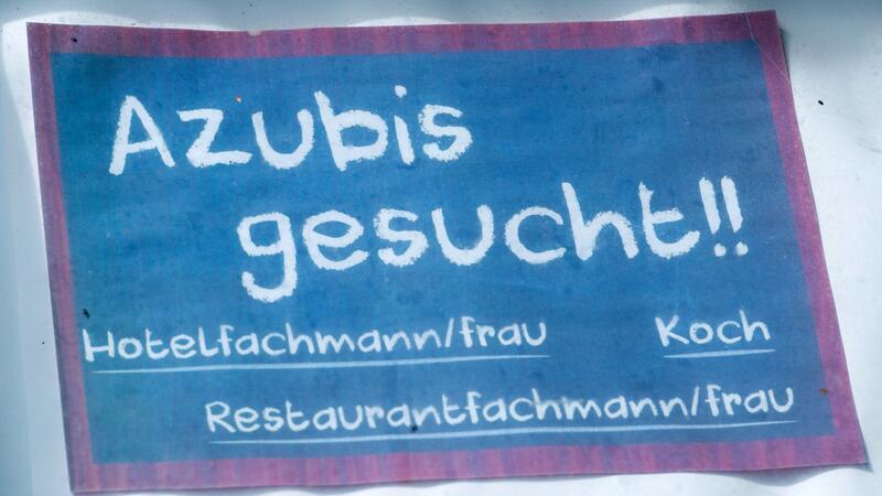 Ab dem 1. August gilt die sogenannte Ausbildungsgarantie für junge Menschen. (Symbolbild)