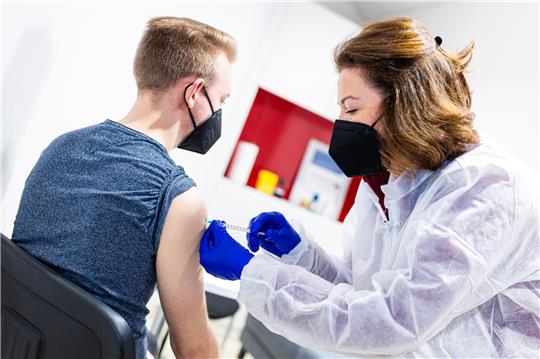 Ab dem 1. Oktober sollen Erwachsene ihre Impfung gegen das Corona-Virus nachweisen müssen. Foto: picture alliance/dpa | Moritz Frankenberg