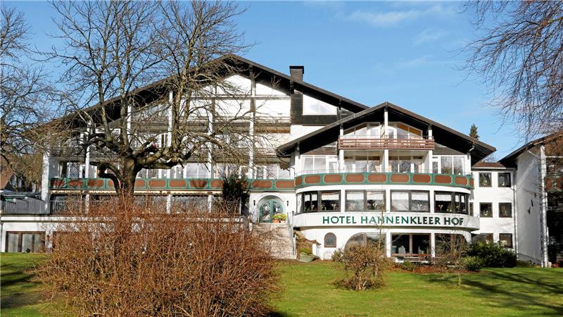 Zu sehen ist das Hotel Hahnenkleer Hof bei Sonnenschein.