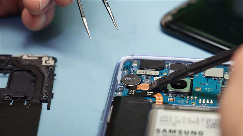 EU-Energielabel – Wie gut lässt sich mein Handy reparieren? Ab dem 20. Juni sollen Kundinnen und Kunden mit dem Energielabel wissen, wie leicht ein Handy zu reparieren ist. (Symbolbild)