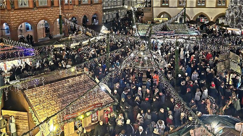 Eine Lichterketter hängt über dem Goslarer Weihnachtsmarkt.