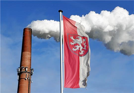 Ab diesem Wochenende steht wieder für die nächsten Monate die herbstliche Dampfsäule über Schladen: In der Zuckerfabrik startet die Rübenkampagne. Archivfoto: Gereke