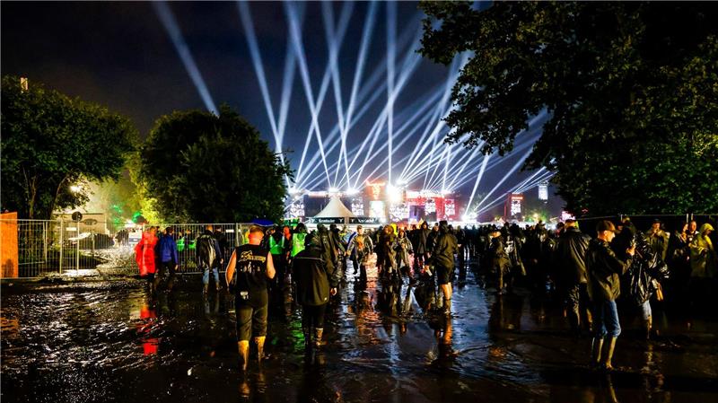 Ab durch den Matsch: Festivalbesucher beim größten Heavy-Metal-Festival der Welt „Wacken Open Air“.