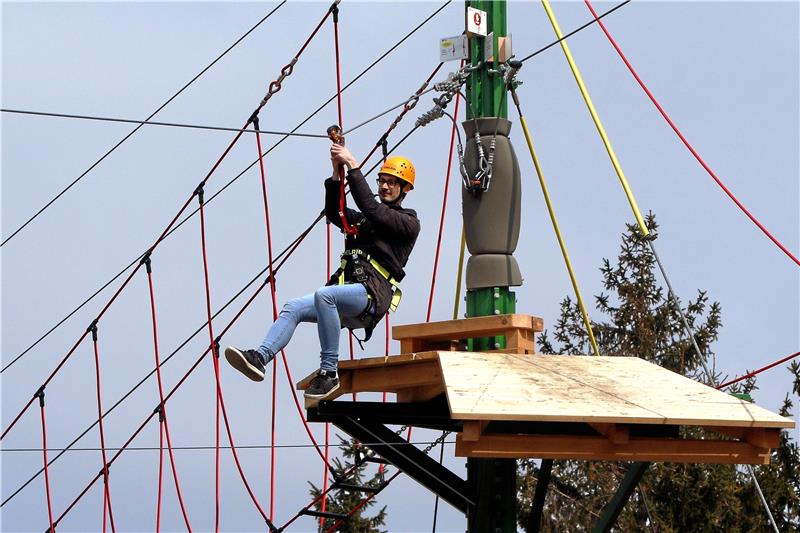 Ab geht die wilde Sause: Zur Eröffnung an Walpurgis fliege ich durch den Zipline- und Kletterpark.  Fotos: Epping