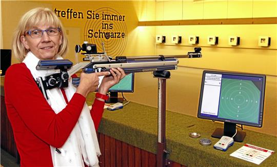 Ab heute kann im Lindenhof wieder der Schießsport betrieben werden. Die stellvertretende Schützenvögtin Gabriele Ludwig zeigt einen der Stände, die über elektronische Anlagen verfügen. Archivfoto: Epping