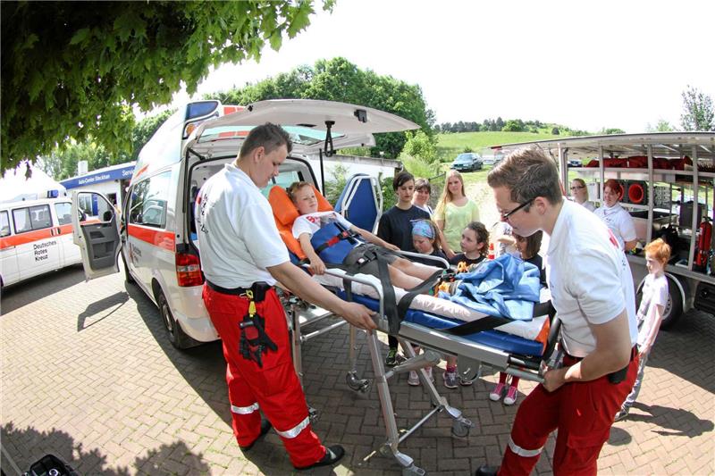 Ab in den Krankenwagen – aber keine Angst, dem jungen Freund geht es gut. Er ließ sich nur vom DRK die Ausrüstung zeigen.