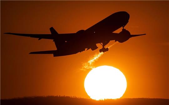 Ab in den Urlaub - viele reisen besonders gern mit den Flieger.