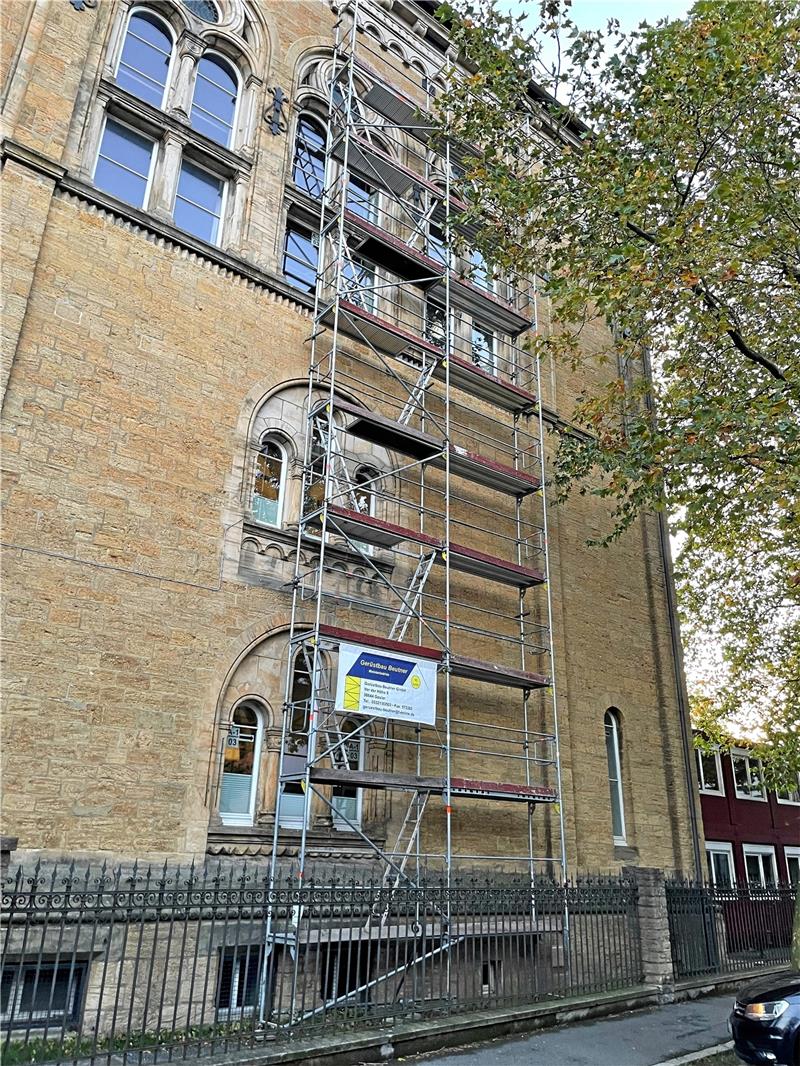 Am Ratsgymnasium sind die Aula-Fenster nicht ganz dicht Ab in die Höhe: An der Unteren Schildwache führt ein schmaler Stahlbau nach oben zu den riesigen Fenstern der RG-Aula. Foto: Heine