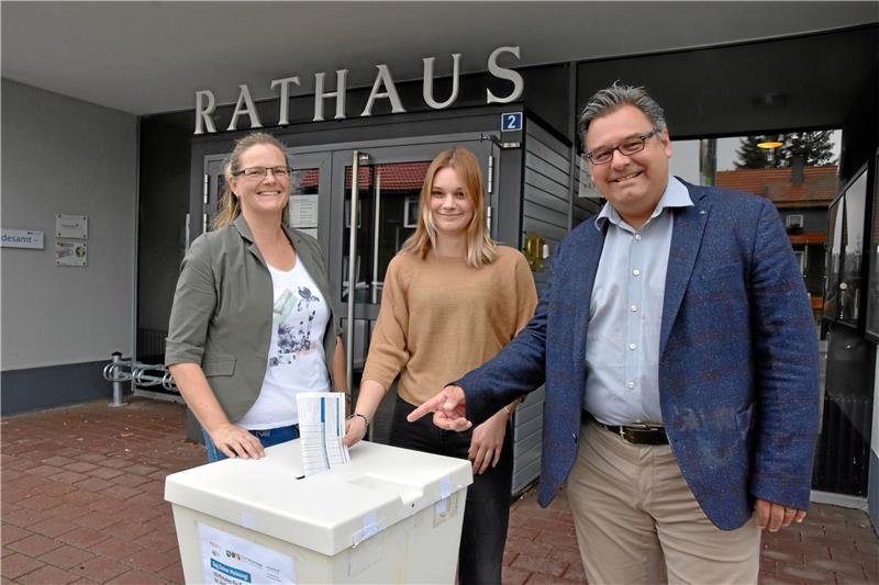Jetzt ist in Braunlage die Bürger-Meinung gefragt Ab in die Urne: Amtsleiterin Ines Kühne, Auszubildende Greeta Kubocz und Bürgermeister Langer werben für die Umfrage. Foto: Berg