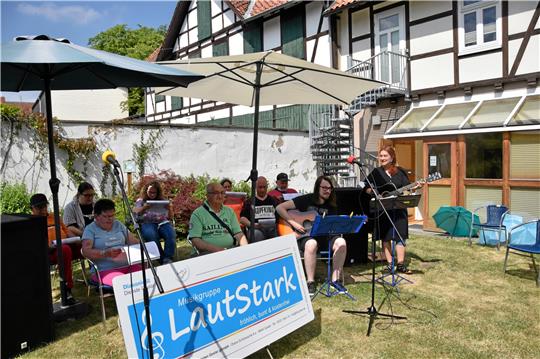 Ab jetzt ist „LautStark“ wirklich lautstark: Die Gruppe hat eine Musikanlage erhalten. Foto: Hartmann