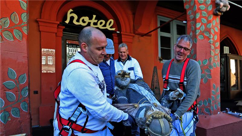 Fort von der Worth: Goslar schickt Kaiser auf Kur nach Ostharingen Ab zur Kur: Noch einmal wird jeder Kaiser auf Händen getragen.