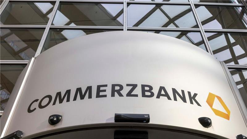 Commerzbank überrascht mit Gewinnsprung Abbau teurer Stellen soll für mehr Effizienz sorgen (Archivbild)