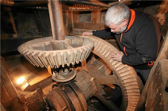 Abbenrodes Heimatvereinschef Andreas Weihe ist im Bauch der Mühle an die Stelle gekrabbelt, wo das Kammrad normalerweise die Königswelle antreibt und die horizontale Energie in vertikale umwandelt. Foto: Gereke