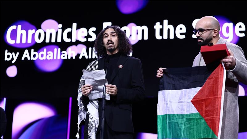 Goldener Bär geht an „Gelbe Briefe“ von İlker Çatak Abdallah Alkhatib auf der Bühne.