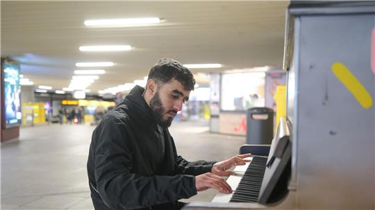 Abdul Rahman Al Ali aus Syrien spielt an einer U-Bahn Haltestelle in Stuttgart auf einem open Piano. Das Instrument ist dort für Jedermann zugänglich. (Archivfoto)