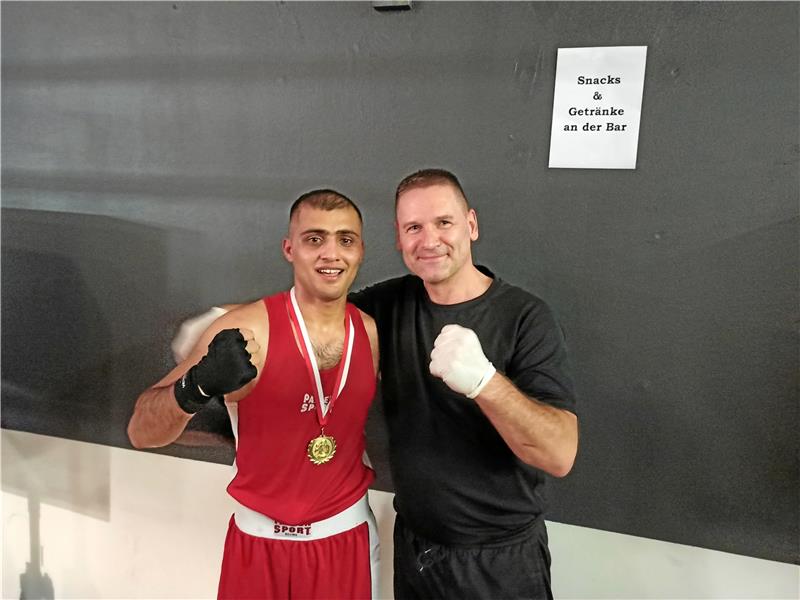 Goslarer Boxer Sharifi gewinnt Meisterschaft in Gifhorn Abdullah Sharifi (li.) gewinnt die HBL-Meisterschaft in der Gewichtsklasse bis 69 Kilogramm. Betreuer Carsten Jüngst ist stolz auf seinen Kämpfer. Foto: Privat