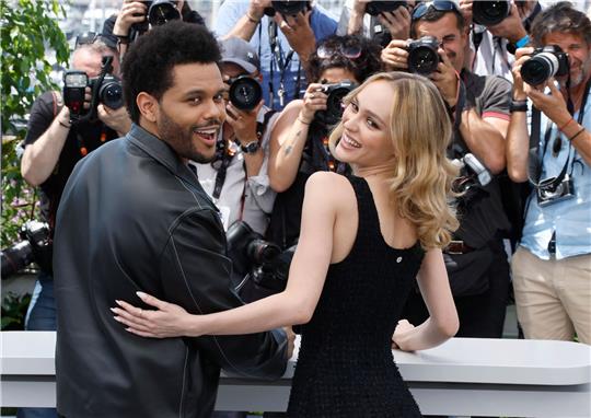Abel Tesfaye alias Rapper The Weeknd und Lily-Rose Depp stellen «The Idol» auf den 76. internationalen Filmfestspielen in Cannes vor.