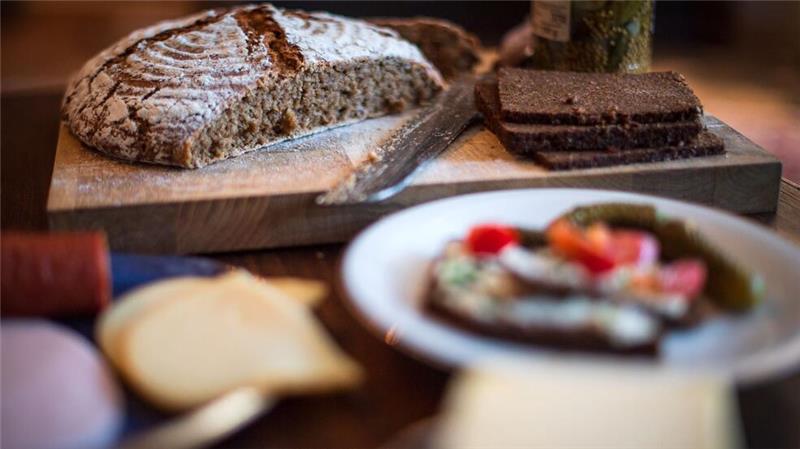 Umfrage: Kommt der Untergang des Abendbrots? „Abendbrot“ wird in Deutschland oft das Abendessen genannt. Zu sich genommen wird es zwischen 17 und 19 Uhr. Stirbt es bald aus, wenn die jungen Leute von heute es weniger mögen als die älteren? (Symbolbild)