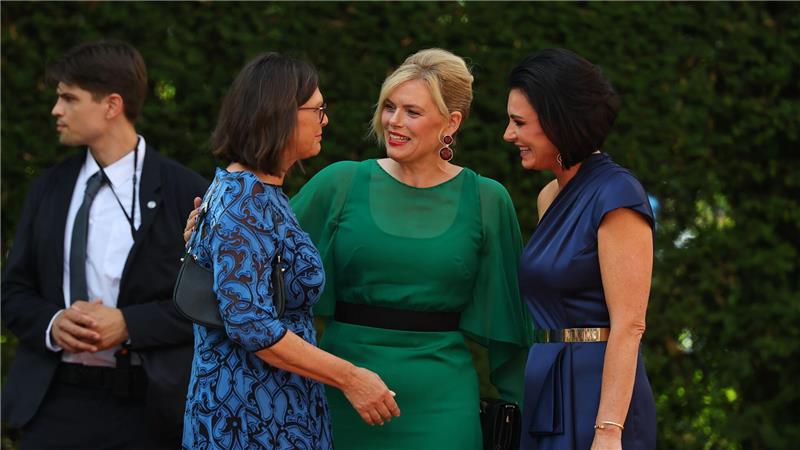 Abendroben in Blau und Grün für die bayerische Landtagspräsidentin Ilse Aigner (l.), Bundestagspräsidentin Julia Klöckner und die Österreicherin Elisabeth Köstinger (r.). (Archivbild)
