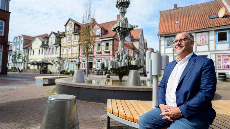 Abends erzählt der Flüsterbrunnen per Bluetooth direkt ins Ohr. Tausende haben die Installation schon erlebt. Alexander Hass vom Stadtmarketing freut es.  