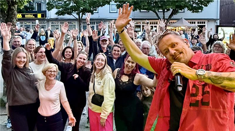Abends machen die Biker in der Rathausstraße ordentlich Party bei Live-Musik.