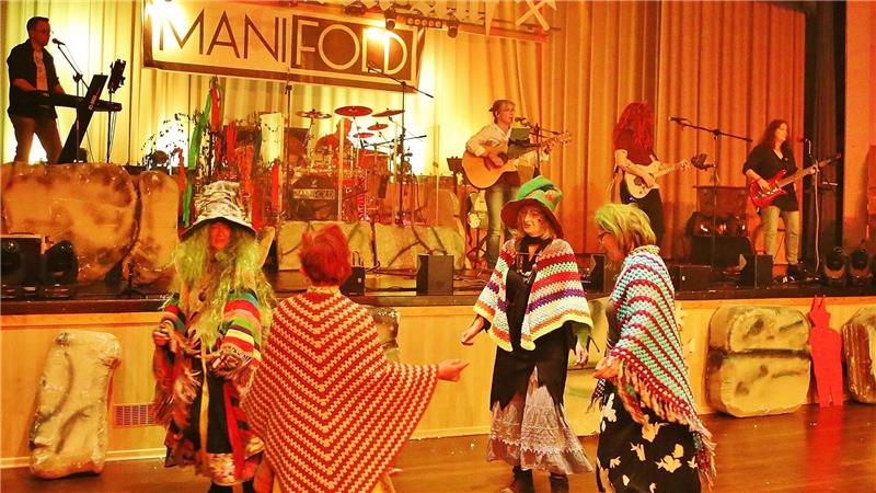 Abends wird die Party im St. Andreasberger Kurhaus mit der Band Manifold fortgesetzt.