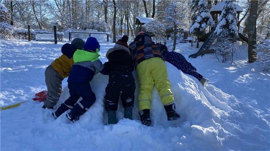 Abenteuer, Spaß und Lehrreiches hält der Schnee für die Kinder der Kita Erzstraße bereit.