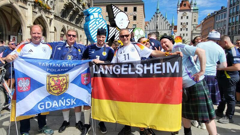 Aber nicht nur deutsche und schottische Fans sind unterwegs. Auch die polnischen EM-Fahrer lassen sich das Auftakterlebnis in München nicht nehmen. Ihre Mannschaft ist am Sonntag in Hamburg gegen die Niederlande das erste Mal gefordert.