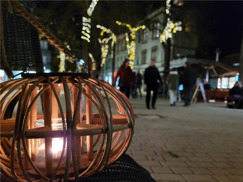 Abertausende kleine Lichter leuchten über und neben der Bummelallee. Fotos: Exner