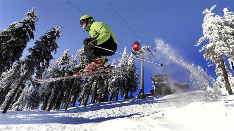 Ein Mann fährt Ski im Schnee