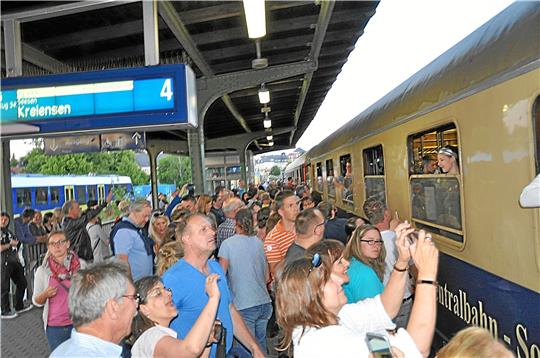 Abfahrt auf dem Goslarer Bahnhof: Um 21.35 Uhr macht sich im Jahr 2018 der Sonderzug auf seine lange Fahrt nach Südtirol ins Konfirmanden-Ferienseminar. Ein Jahr später bringt der bislang letzte Sonderzug die Jugendlichen aus Harz und Harzvorland in die alpine Bergwelt. Archivfoto: Heine
