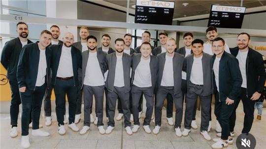 Abflug aus Frankfurt in den Oman: Die deutsche Nationalmannschaft will bei der WM im Kleinfeldfußball weit kommen. Der Bad Harzburger Marc Müller (r.) ist unter anderem als Analyst der gegnerischen Teams gefragt.